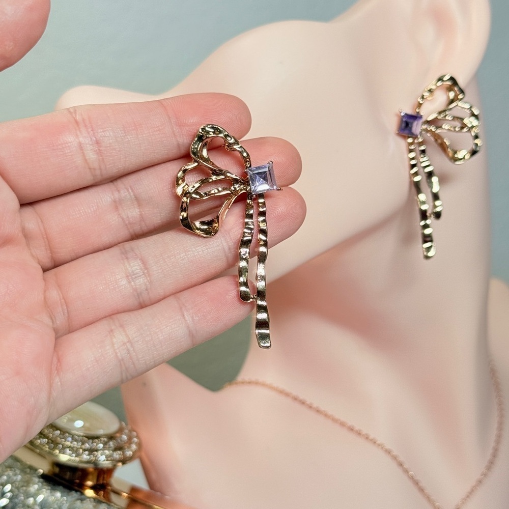 โ๏ธ Elegant Gold Bow Earrings With Purple Crystal ๐ - Picture 5 of 9